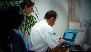 Filmszene aus "Am Anfang war das Licht": Regisseur P.A. Straubinger und Gerhard W. Hacker (c) Allegro-Film, Wien