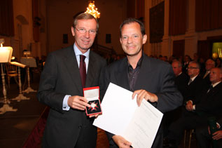 Grosses Ehrenzeichen fuer Verdienste um die Republik Oesterreich: Uebergabe durch LH-Stv. Dr. Wilfried Haslauer 2007. (c) Franz Neumayr, Salzburg
