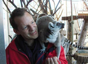Gerhard W. Hacker mit Katta. Tiergarten Sch&ouml;nbrunn, 2007. (c) Univ.-Prof. Dr. Gerhard W. Hacker, Foto: Karin Kruckenfellner, Wien.