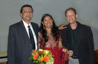 Prof. Dr. Sudhir Shah, Leiter des medizinischen Forschungsprojekts &uuml;ber Yogi "Mataji" Prahlad Jani und Direktor f&uuml;r Neurowissenschaften am Sterling Hospital und Professor f&uuml;r Neurologie am NHL Medical College Ahmedabad mit Tochter und Univ.-Prof. Dr. Gerhard W. Hacker. Foto & (c) Ursula Demarmels, 9-2010.