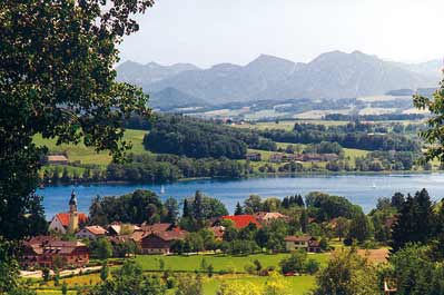 Foto: Sommer-Panorama von Seeham am Obertrumersee, Salzburg, &Ouml;sterreich. Copyright: Tourismusverband Seeham (2007).